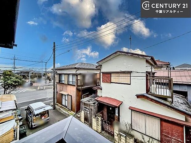 落ち着きある住宅街です!周囲には高い建物がなく、空が広く開放感があり、陽当たりを大きく遮られることもありません!気持ちの良い風が通り抜ける街並みです!