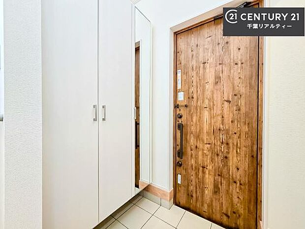 シューズボックス付きなので、玄関が片付きお掃除がしやすいです!スッキリした玄関で戸を開けた瞬間、清潔感のある心地いい空間が出迎えてくれます。