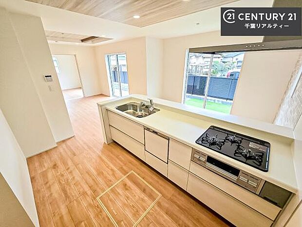 大人気の対面式システムキッチンを採用しています!ご家族のコミュニケーションが自然と増える設計です。お子様にも目が届くので嬉しいですね!広々使えて快適で作業が進みます。