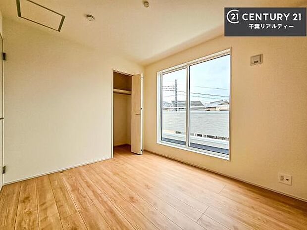 バルコニーに面した洋室は、やわらかな朝日が差し込む心地よい空間。爽やかな光に包まれて気持ちよく目覚められるため、寝室に最適なお部屋です。朝の換気やお布団干しも快適に行えます。