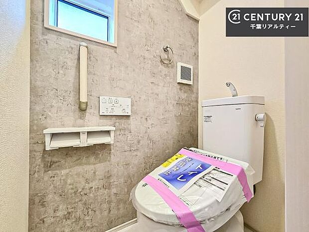 1・2階にトイレがございます!朝の忙しい時間帯も待たずにすみそうですね。白を基調とした清潔感のあるトイレでお手入れがしやすいです!