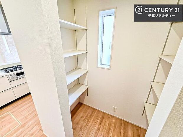 パントリー付き!お米や飲料水、食材のストックもスッキリ整頓することができます!是非現地でお確かめください。