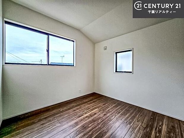 掃き出し窓がないお部屋は、お子様のお部屋としても安心です!収納スペースも充実しているので散らかったお部屋をサッと片付けられます!