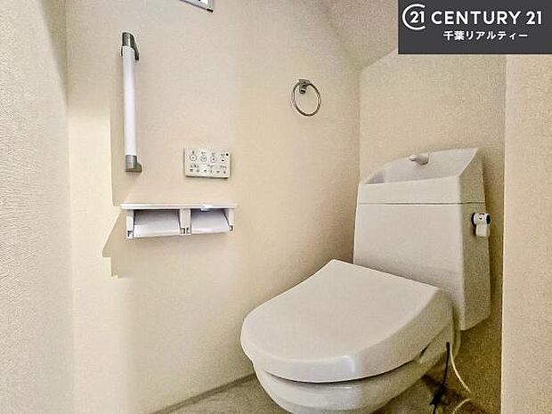 1・2階にトイレがございます!朝の忙しい時間帯も待たずにすみそうですね。白を基調とした清潔感のあるトイレでお手入れがしやすいです!