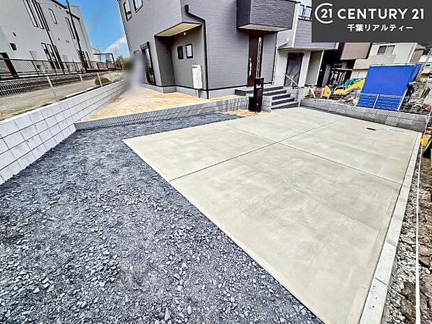 カースペース最大3台駐車可能。毎日の通勤やお買い物に便利で、来客時にもゆとりをもってお使いいただけます。