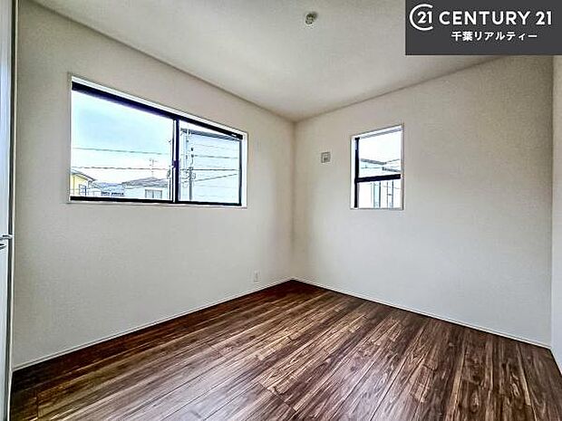 2面採光を確保した明るい室内は、風通しも良く、明るく大変居心地の良い空間となっております。リラックスして過ごせる心地の良いお部屋です!