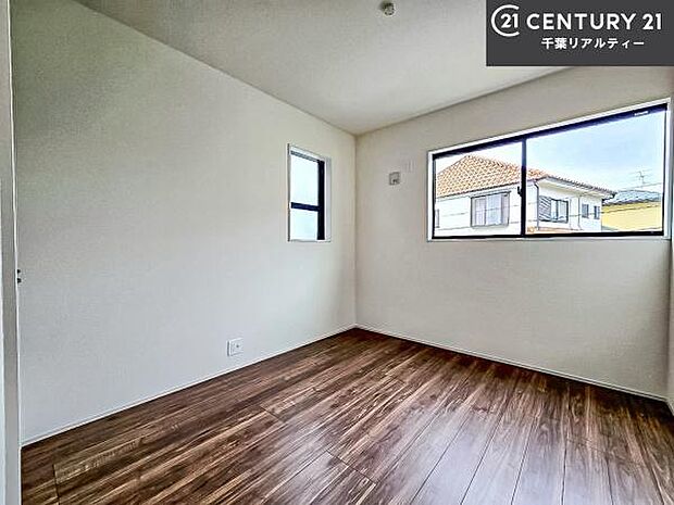 洋室は子供部屋や寝室、色々と用途多彩に利用できますね。収納力もたっぷりなので、広々気持ちよく過ごすことができます。