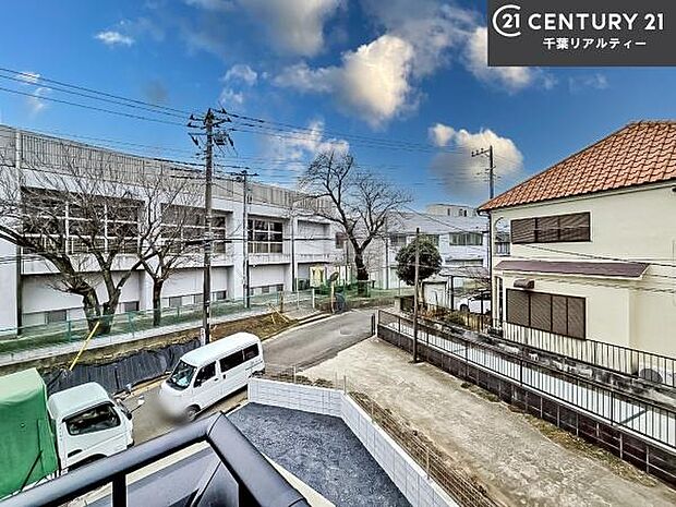 晴れた日には青い空を見渡せる開放的な時間を楽しめます。気持ちの良い風が通り抜ける街並みです!