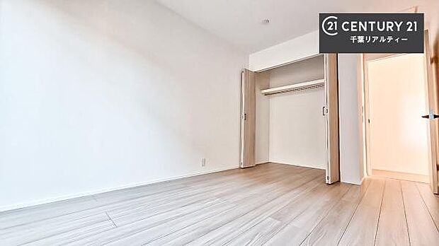 収納スペースを完備しており、衣類やおもちゃ、学用品などをすっきり整理できます。お部屋を広く使えるため、快適で整った住空間を実現します。