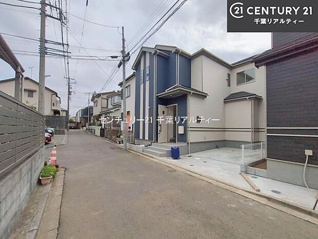 前面道路は4ｍ！陽当り良好な立地です。車庫入れが苦手な方も安心ですね。