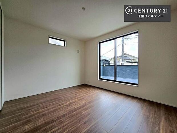 バルコニーに面している洋室です。明るく温もりがあり、換気もしっかりできます!朝起きて、外に出て背伸びをしつつ深呼吸をし良い朝を迎え入れることが出来そうですね!