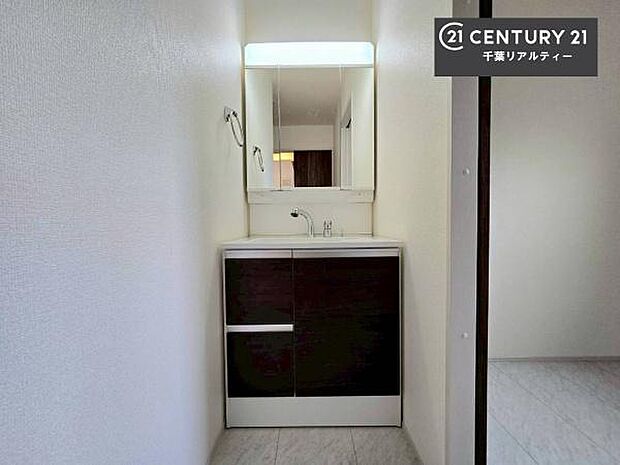 三面鏡仕様の洗面所は、身だしなみがしやすい造り!裏は収納になっています。ドライヤーやお化粧道具を片付けられるので洗面台周りをスッキリと見せることが出来ます!