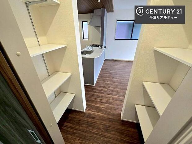 パントリー付き!手を止めず取り出しが出来る作業がしやすい快適な動線です!手際よく料理が作れて毎日捗りそうですね!