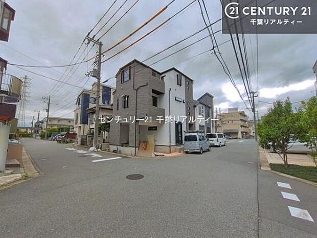 前面道路6m!陽当り良好な立地です。車庫入れが苦手な方も安心ですね。