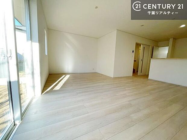 優しい陽だまりがリビングを包んでくれて居心地の良い空間を演出してくれます!くつろぎの時間を過ごせます!