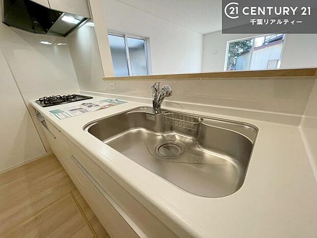 作業がしやすいシステムキッチンです!収納がたくさん付いているので、調理スペースに物を置かなくて済むので、広々使えて、快適に作業ができます!