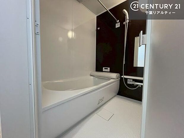 広々バスで一日の疲れをリフレッシュ。足が伸ばせるので、浴槽にもゆったりと浸かれますね!毎日のバスタイムが楽しみになります。