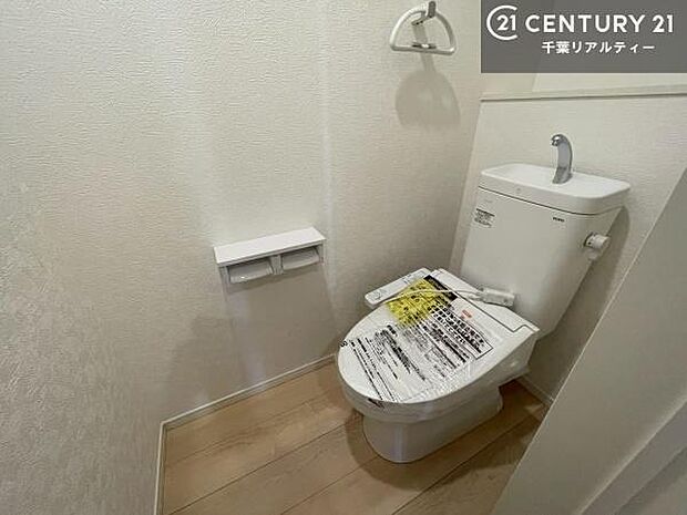 1・2階にトイレがございます!朝の忙しい時間帯も待たずにすみそうですね。白を基調とした清潔感のあるトイレでお手入れがしやすいです!