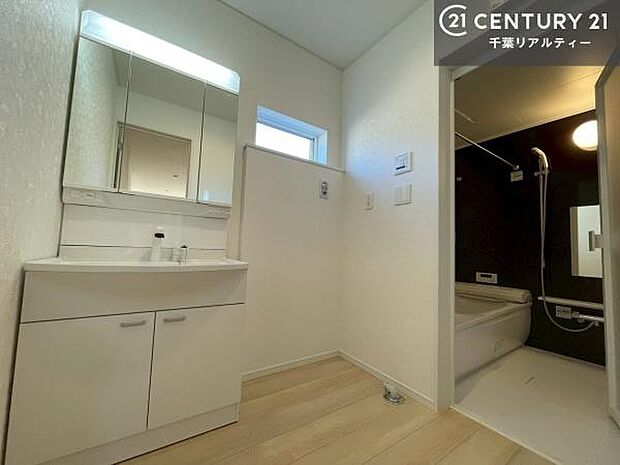 三面鏡仕様の洗面所は、身だしなみがしやすい造り!裏は収納になっています。ドライヤーやお化粧道具を片付けられるので洗面台周りをスッキリと見せることが出来ます!