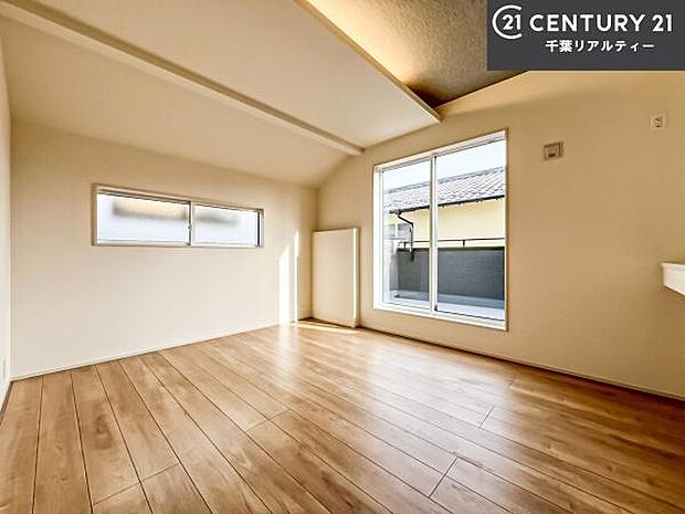 バルコニーに面している洋室です。明るく温もりがあり、換気もしっかりできます!朝起きて、外に出て背伸びをしつつ深呼吸をし良い朝を迎え入れることができます。