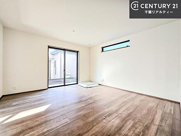 開放感のある広々LDK！ソファーやダイニングテーブルを置いても窮屈にならないので快適に過ごせます！コミュニケーションが取りやすいリビングです！