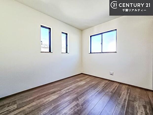 掃き出し窓がないお部屋は、お子様のお部屋としても安心です！収納スペースも充実しているので散らかったお部屋をサッと片付けられます！