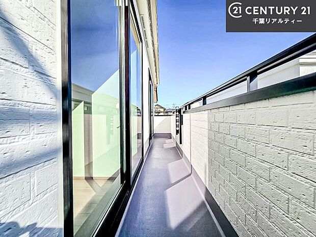 陽当たり良好なバルコニーです！晴れた日には青い空を見渡せる開放的な時間を楽しめます。