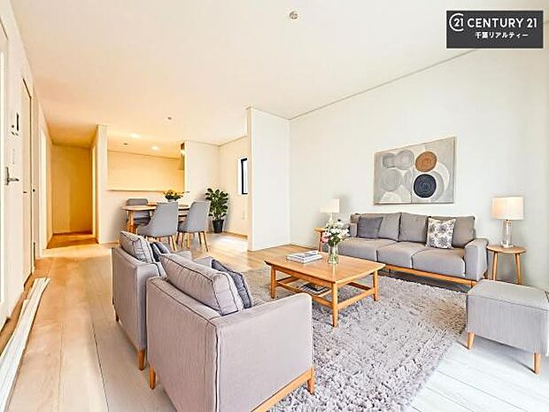 家具はCGパースです。優しい陽だまりがリビングを包んでくれて居心地の良い空間を演出してくれます!くつろぎの時間を過ごせます!