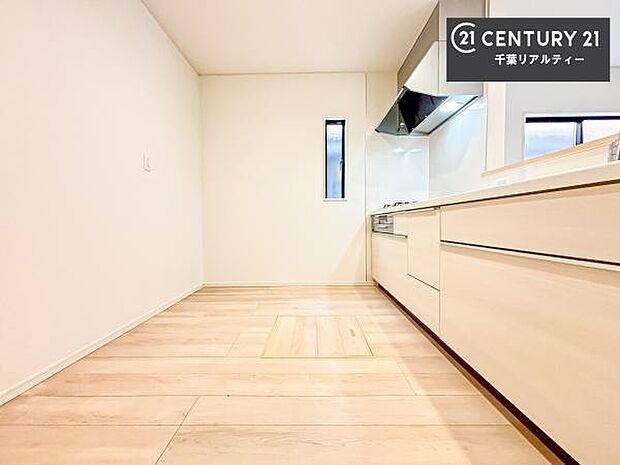 ゆとりある調理スペースで作業がしやすい快適なキッチンです!お子様と一緒にお菓子造りも楽しめる広々スペースです。楽しい調理時間になりそうですね!