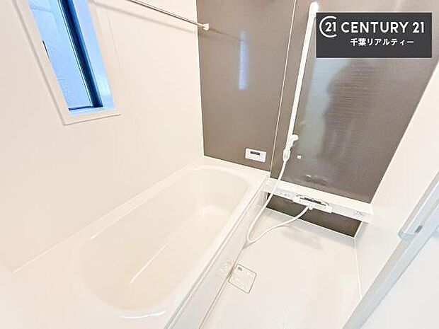 落ち着きある大人の雰囲気のバスルームは、味が出ていてバスタイムが充実!お仕事頑張っているご褒美にお好みの匂いの入浴剤を入れて、楽しんでみてはいかがでしょうか?