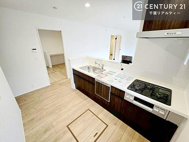 ゆとりある調理スペースで作業がしやすい快適なキッチンです!お子様と一緒にお菓子造りも楽しめる広々スペースです。楽しい調理時間になりそうですね!