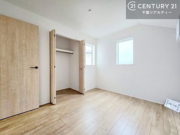 優しい光が差し込む洋室は、朝の目覚めも気持ちが良さそうですね。おうち時間もゆったりと過ごすことができます。優しい色合いのフローリングがどんな家具にもマッチします!