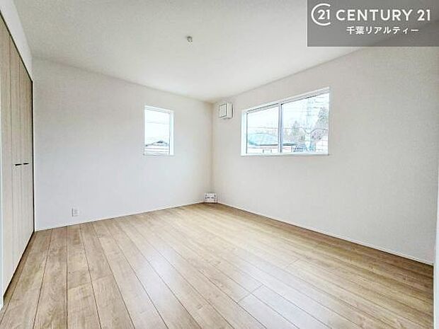 掃き出し窓がないお部屋は、お子様のお部屋としても安心です!収納スペースも充実しているので散らかったお部屋をサッと片付けられます!