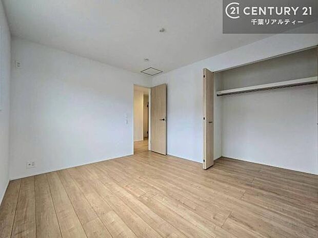 明るい室内は、風通しも良く、明るく大変居心地の良い空間となっております。リラックスして過ごせる心地の良いお部屋です!