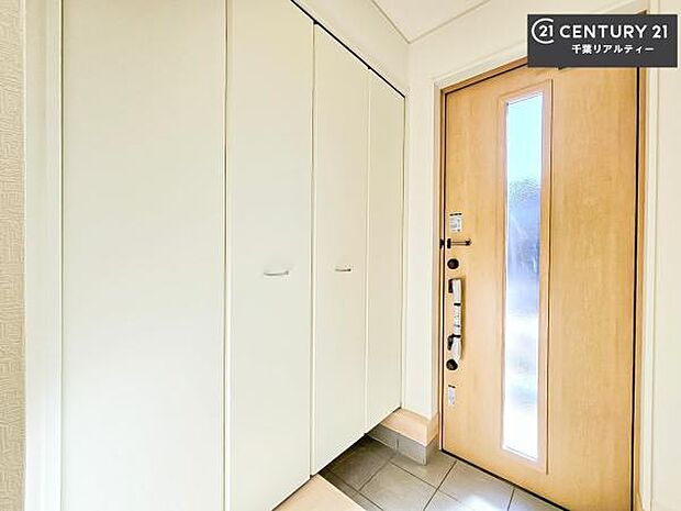 シューズボックス付きなので、玄関が片付きお掃除がしやすいです!スッキリした玄関で戸を開けた瞬間、清潔感のある心地いい空間が出迎えてくれます。