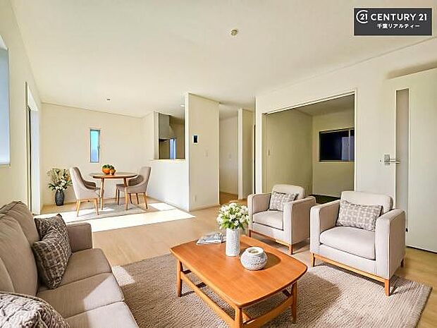 家具はCGパースです。開放感のある広々LDK!ソファーやダイニングテーブルを置いても窮屈にならないので快適に過ごせます!コミュニケーションが取りやすいリビングです!