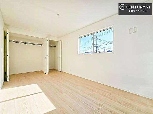 収納スペースがついています!居室をスッキリ整頓する事ができますね。家具を選ばないシンプルなデザインの為、家具を選ばずお気に入りの空間作りができそうですね。