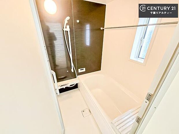 落ち着きある大人の雰囲気のバスルームは、味が出ていてバスタイムが充実!お仕事頑張っているご褒美にお好みの匂いの入浴剤を入れて、楽しんでみてはいかがでしょうか?