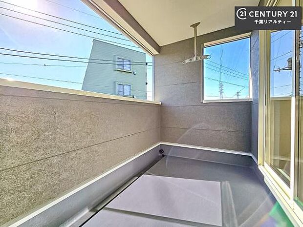 インナーバルコニー!屋根が付いているので、急に雨が降っても濡れにくく安心!強い日差しもカットしてくれるので、お天気の良い日は、お外へ出て深呼吸するのもよさそうです!