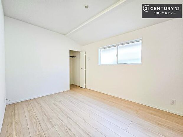 シンプルにデザインされているため、家具を選びません!お気に入りの家具を置いてくつろげる空間を作ることができます。