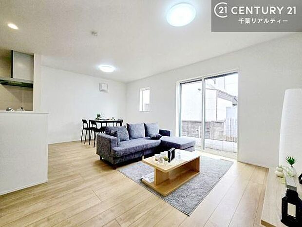 大きな窓からたっぷりの陽ざしが入る明るいリビング。開放感のあるリビングで家族団らんのくつろぎの時間を過ごせます!当日のご見学可能です!是非現地で陽当たりなどご体感くださいませ!