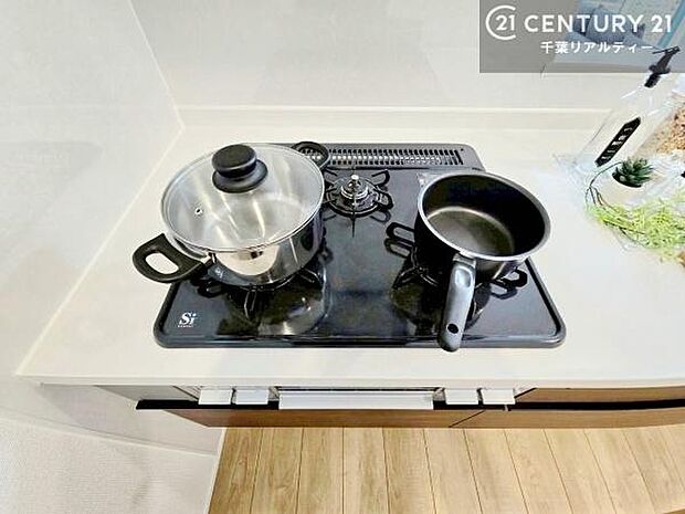 コンロは三口あるのでお料理の同時進行ができます。もちろんグリル付きです。調理スペースも広々している為作業がしやすい!使い勝手が良いシステムキッチンです!