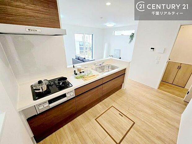 ゆとりある調理スペースで作業がしやすい快適なキッチンです!お子様と一緒にお菓子造りも楽しめる広々スペースです。楽しい調理時間になりそうですね!