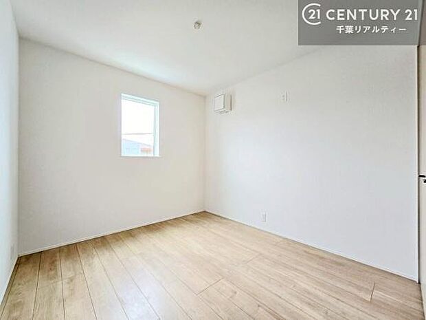 掃き出し窓がないお部屋は、お子様のお部屋としても安心です!収納スペースも充実しているので散らかったお部屋をサッと片付けられます!