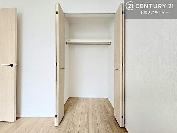 各居室収納付き!急なお客様が来客しても散らかったお部屋をサッと片付けられます!お部屋のスペースが生まれゆとりあるお部屋を演出することが出来ます!