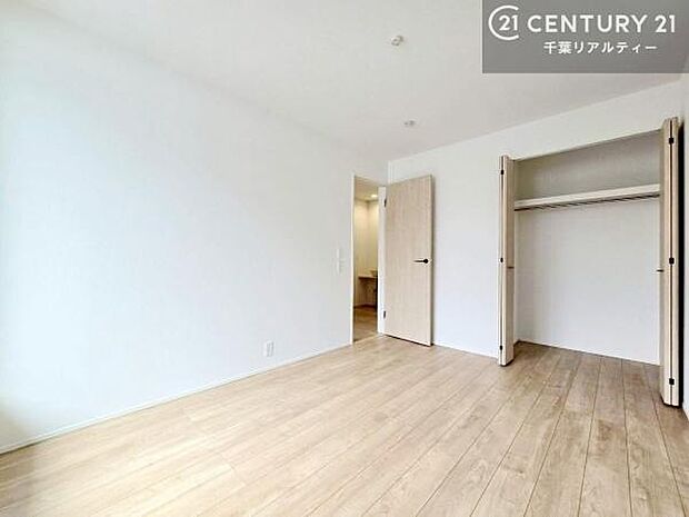 明るい室内は、風通しも良く、明るく大変居心地の良い空間となっております。リラックスして過ごせる心地の良いお部屋です!