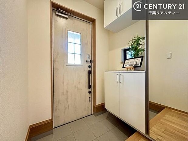 シューズボックス付きなので、玄関が片付きお掃除がしやすいです!スッキリした玄関で戸を開けた瞬間、清潔感のある心地いい空間が出迎えてくれます。