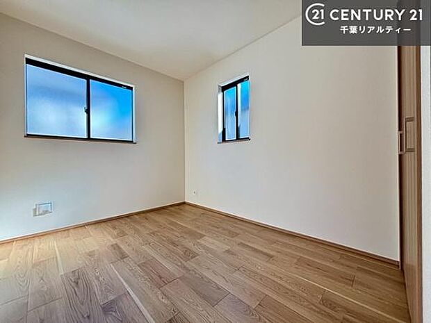 優しい光が差し込む洋室は、朝の目覚めも気持ちが良さそうですね。おうち時間もゆったりと過ごすことができます。優しい色合いのフローリングがどんな家具にもマッチします!