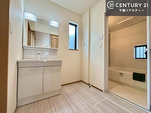 小窓付きの明るい洗面室です!湿気もすぐに入れ替えができて清潔に保つことができます!自然光が差し込むのでお化粧の仕上がりも良くなりますね!