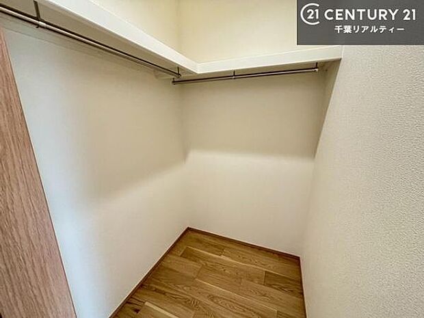 ウォークインクローゼット付きです。たくさんのお洋服などを収納しておけそうですね!他にも扇風機や加湿器など季節物の大きな家電も収納できます!